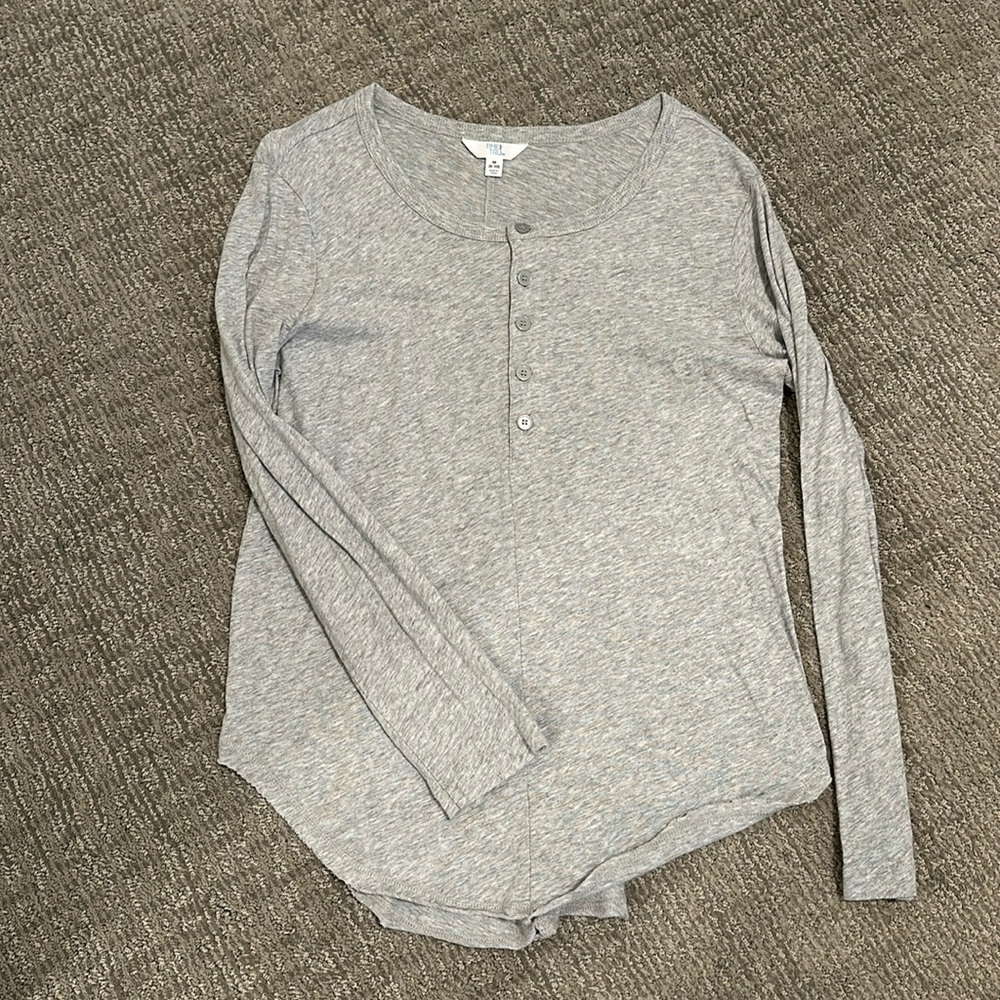 Time and Tru Button Front Tee in Women’s Medium